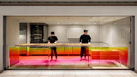 日本的这个甜品店把工业风和彩虹色放在了一